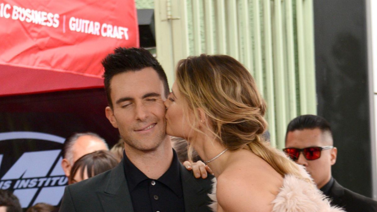 Adam Levine y Behati Prinsloo en Hollywood