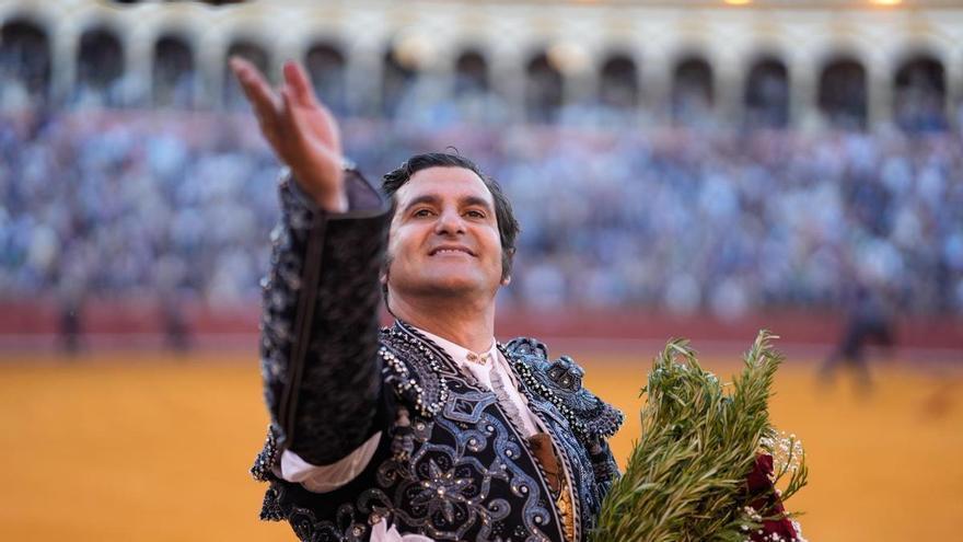 Sevilla se rinde a la resurrección de Morante en su triunfal reaparición: dos orejas para el arte eterno