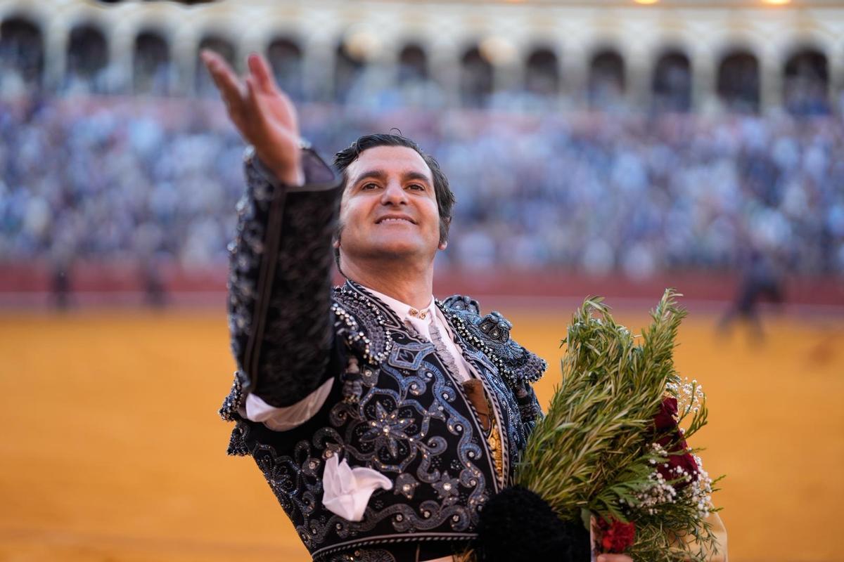 Morante de la Puebla saludando al público tras su segundo lote.