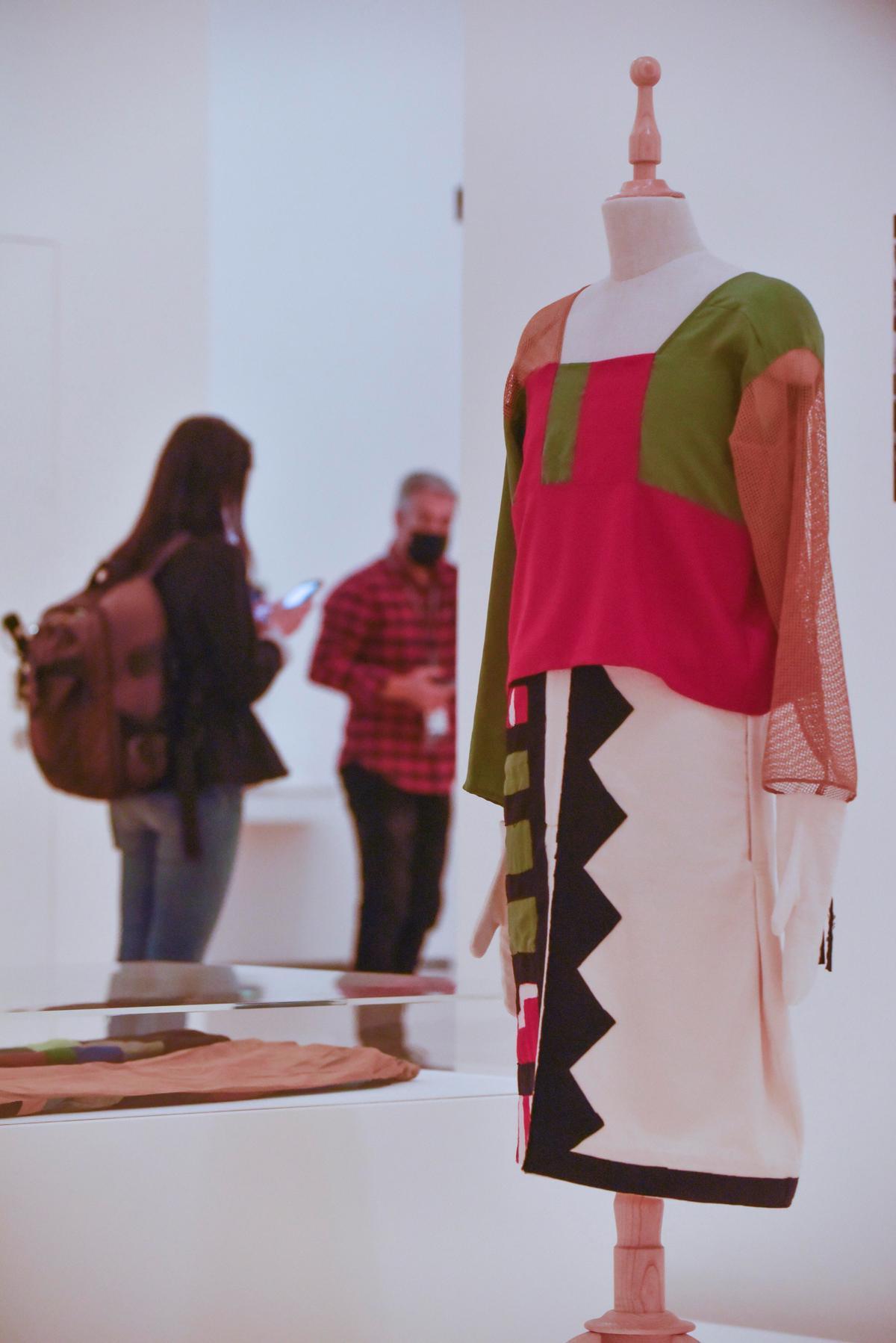 No quiero definir un arte femenino, el arte no debería tener género, pero el hecho es que ha sido así, ha explicado la comisaria de esta muestra, Christine Macel, del Centro Pompidou, en la conferencia de prensa de presentación de la exposición, organizada por el citado centro francés en colaboración con el Guggenheim, y patrocinada por la Fundación BBVA.