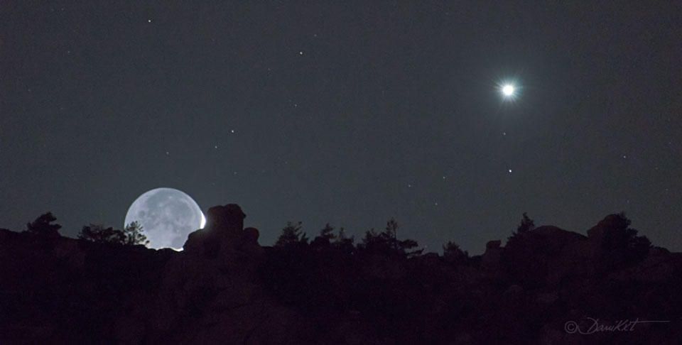 Luna Cenicienta y Venus sobre la Sierra de Guadarrama.