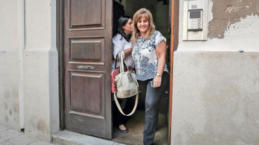 La consellera Juana María Camps, saliendo de la reunión.