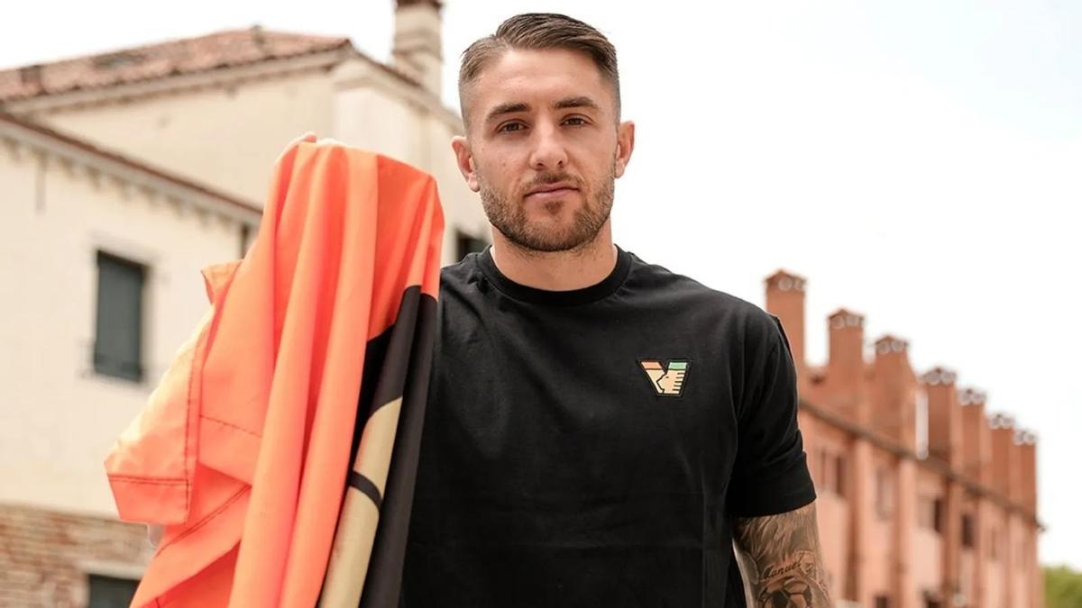 Antonio Casas, ex del Córdoba CF, el pasado verano, durante su presentación como nuevo jugador del Venezia FC.