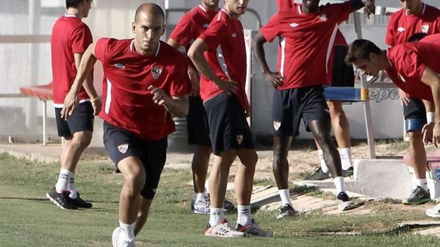 Javi Hervás realiza una prueba física durante un entrenamiento del Sevilla, ante la mirada de sus compañeros.