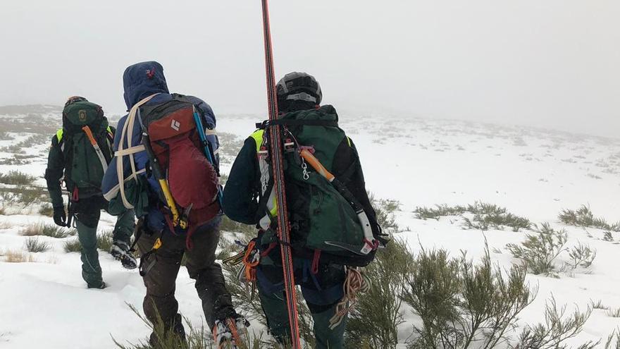 La Guardia Civil rescata a un montañero lesionado en el Pico Brañacaballo de León.