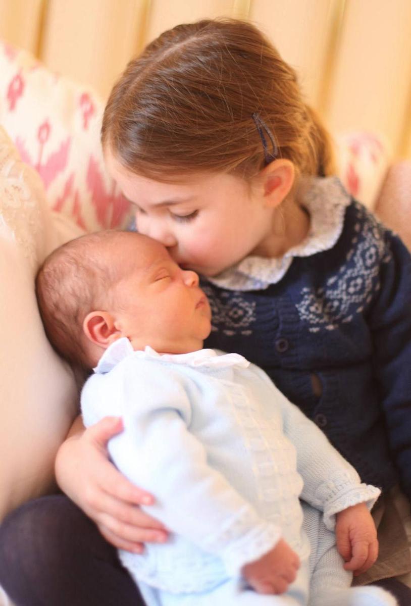 Imagen oficial del príncipe Louis con la princesa Charlotte