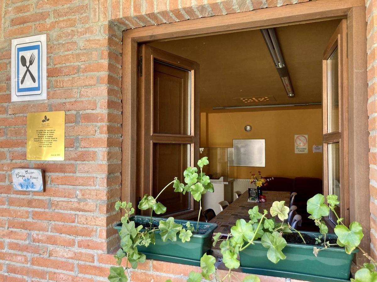 Ventana a la cocina del albergue