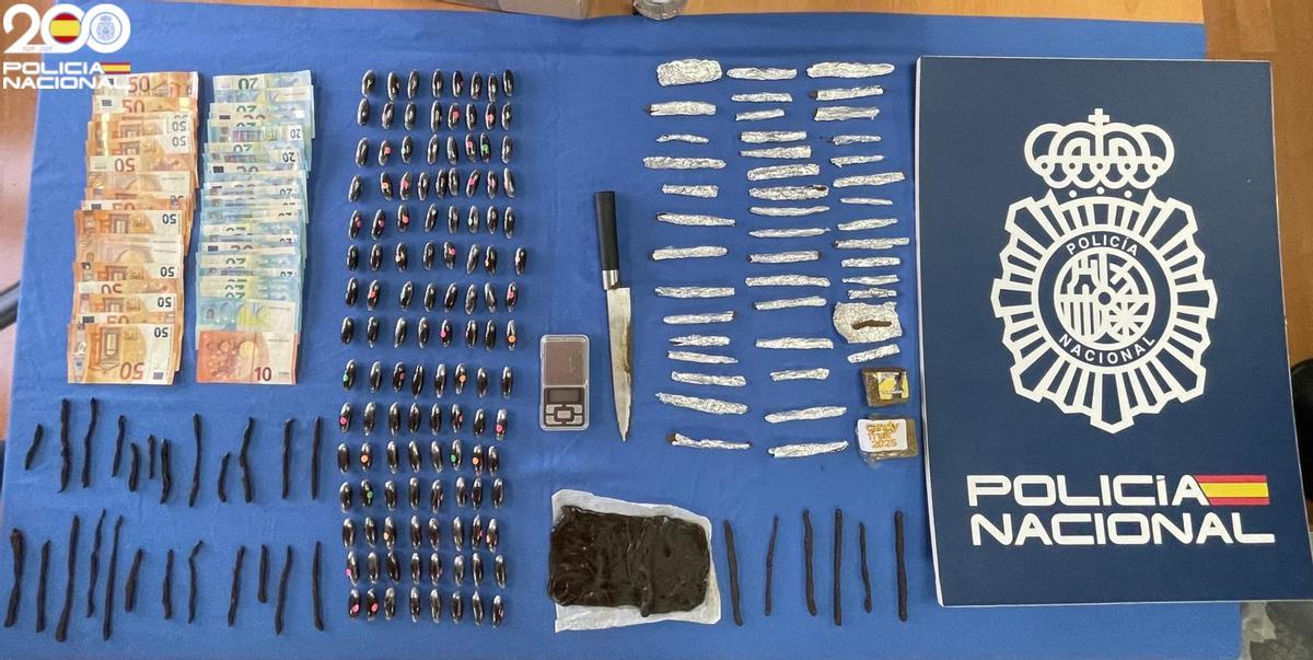 Dinero y droga intervenido en la operación policial.