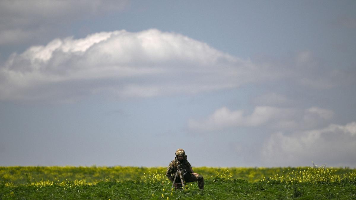 Un soldado ucraniano en el frente del Donbás