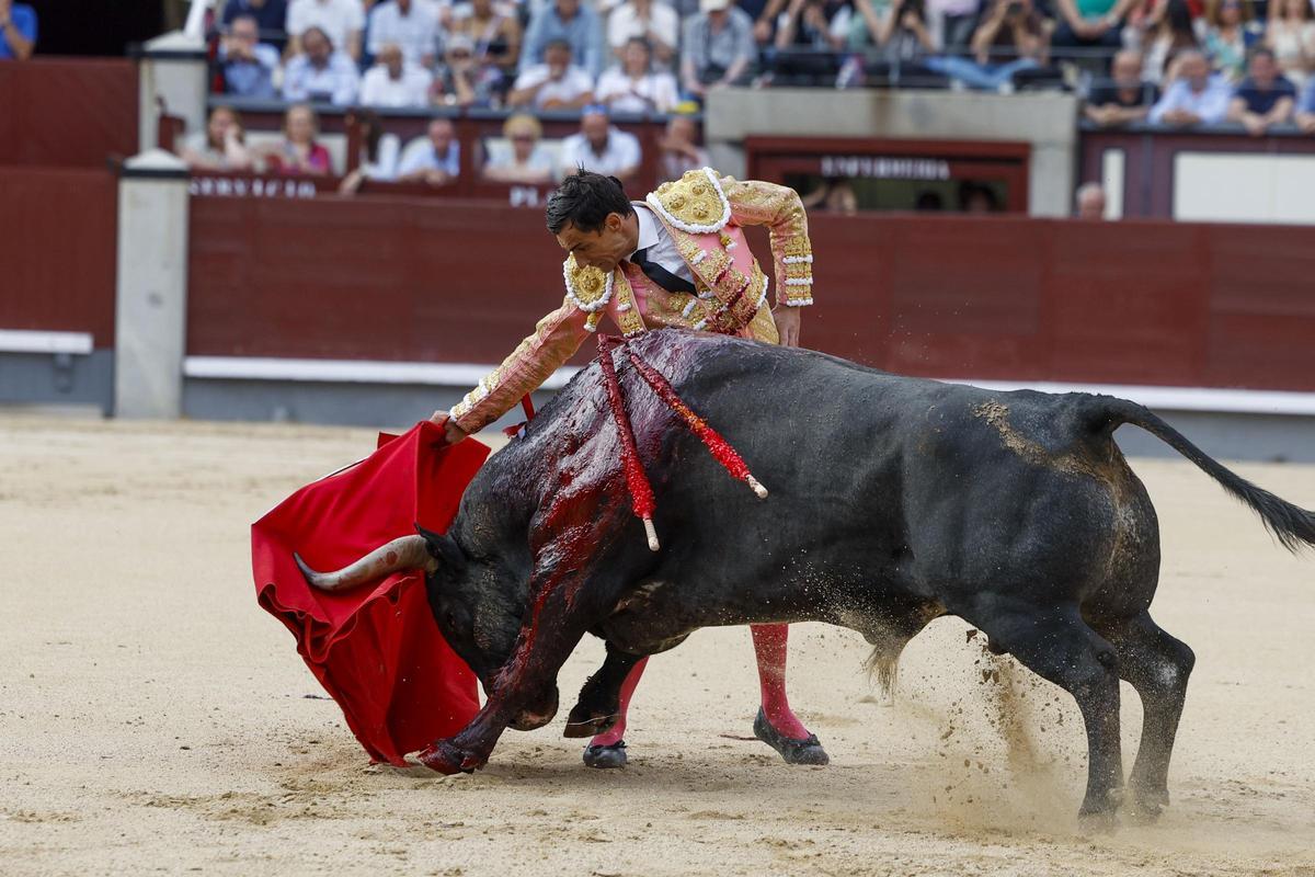 El diestro Paco Ureña en la corrida celebrada este miércoles en Las Ventas, Madrid.