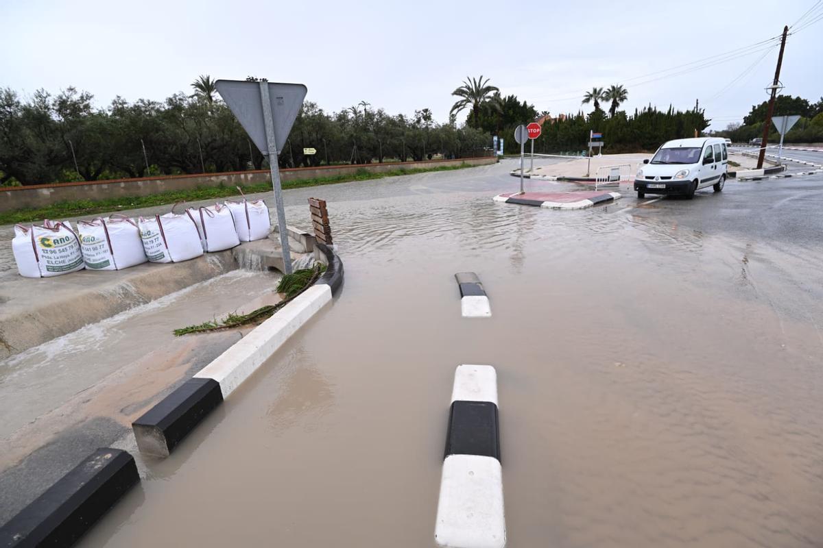 Elche suspende clases en tres centros y la lluvia ya supera los 69 litros junto al Martínez Valero