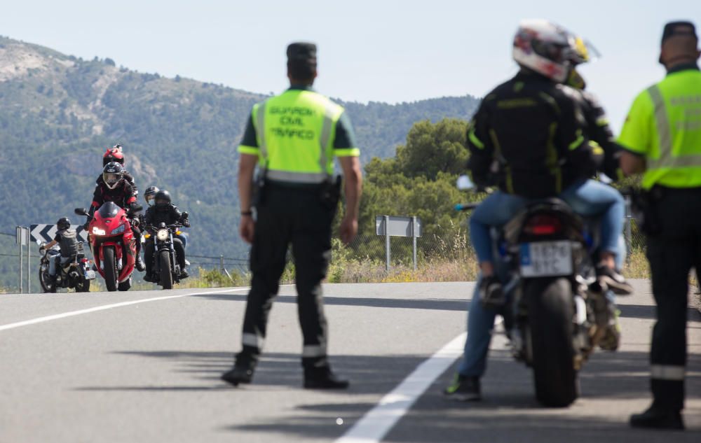 Las aglomeraciones de motoristas en La Carrasqueta obligan a la Guardia Civil a aumentar los controles.