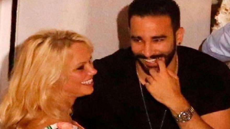 Pamela Anderson rompe con Adil Rami y lo acusa de torturarla: &quot;Es un monstruo&quot;