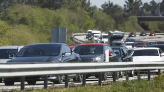 Un aparatoso accidente entre cuatro vehículos provoca hasta 10 kilómetros de retenciones en la autovía del Cantábrico