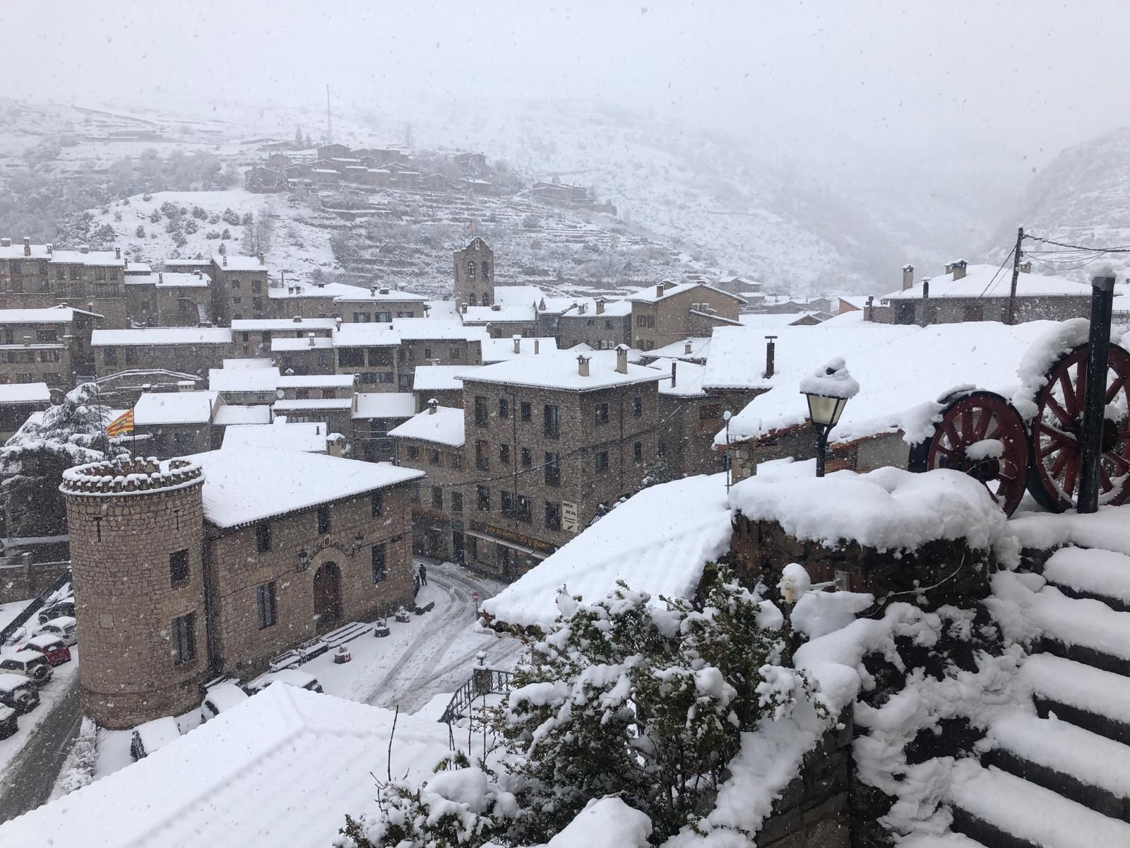 La neu arriba a Castellar de n'Hug