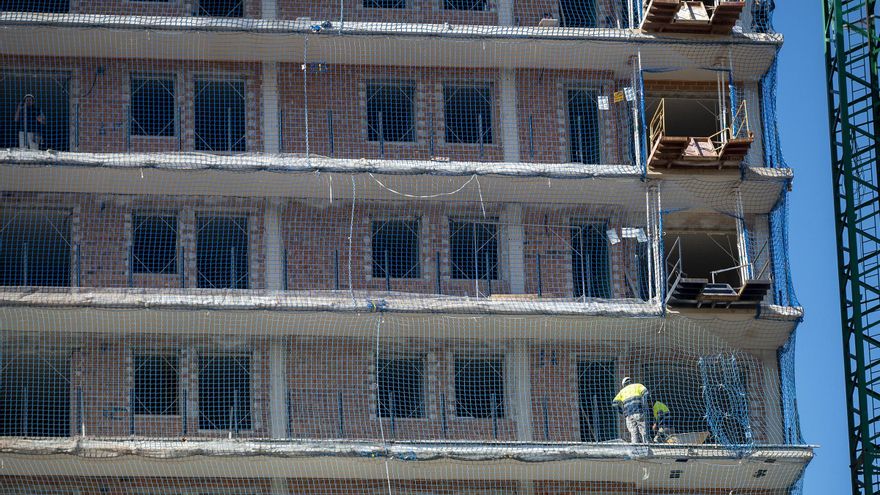 Las constructoras alertan de un &quot;posible parón&quot; en la contratación pública por la subida del SMI y las exigencias medioambientales