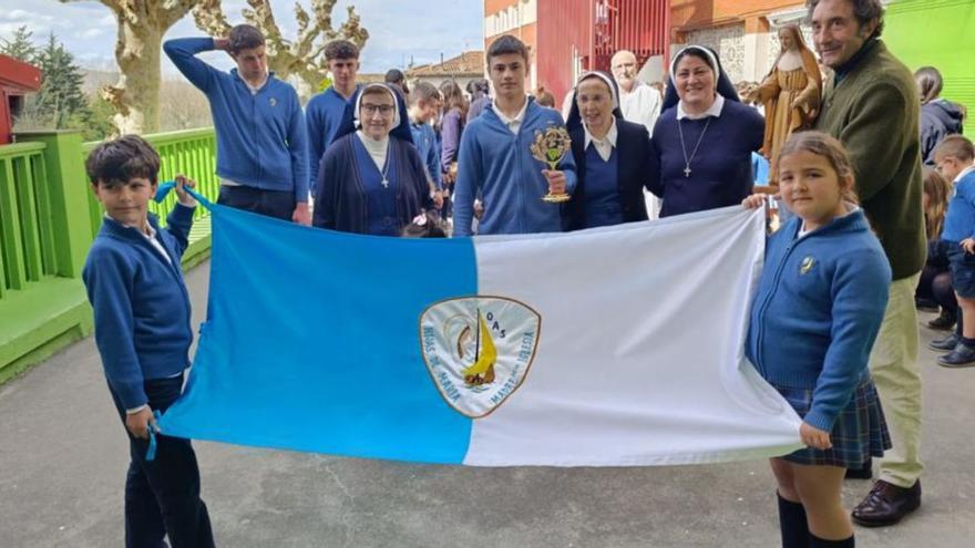Alumnos y miembros del equipo docente, momentos antes de iniciar la procesión, con la reliquia y la imagen de la beata Matilde Téllez. | L. R.