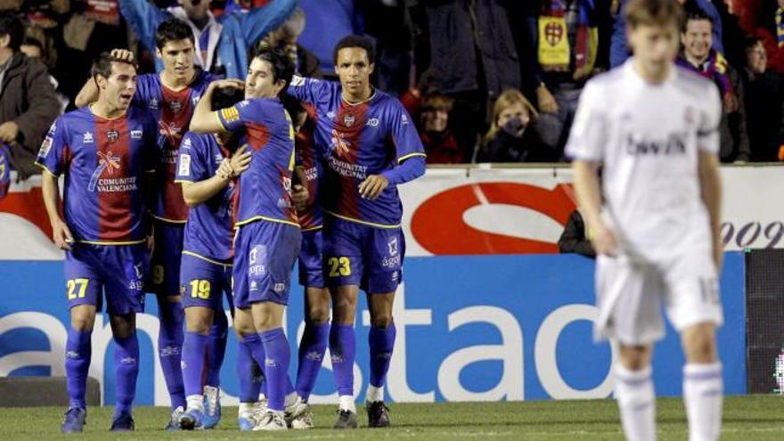 El Levante UD celebra el gol de Xisco. En primer plano, un desolado Canales.