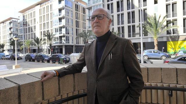 Francisco Rodríguez Trives, extesorero del Misteri d'Elx y arquitecto técnico, en una imagen tomada junto a su despacho.