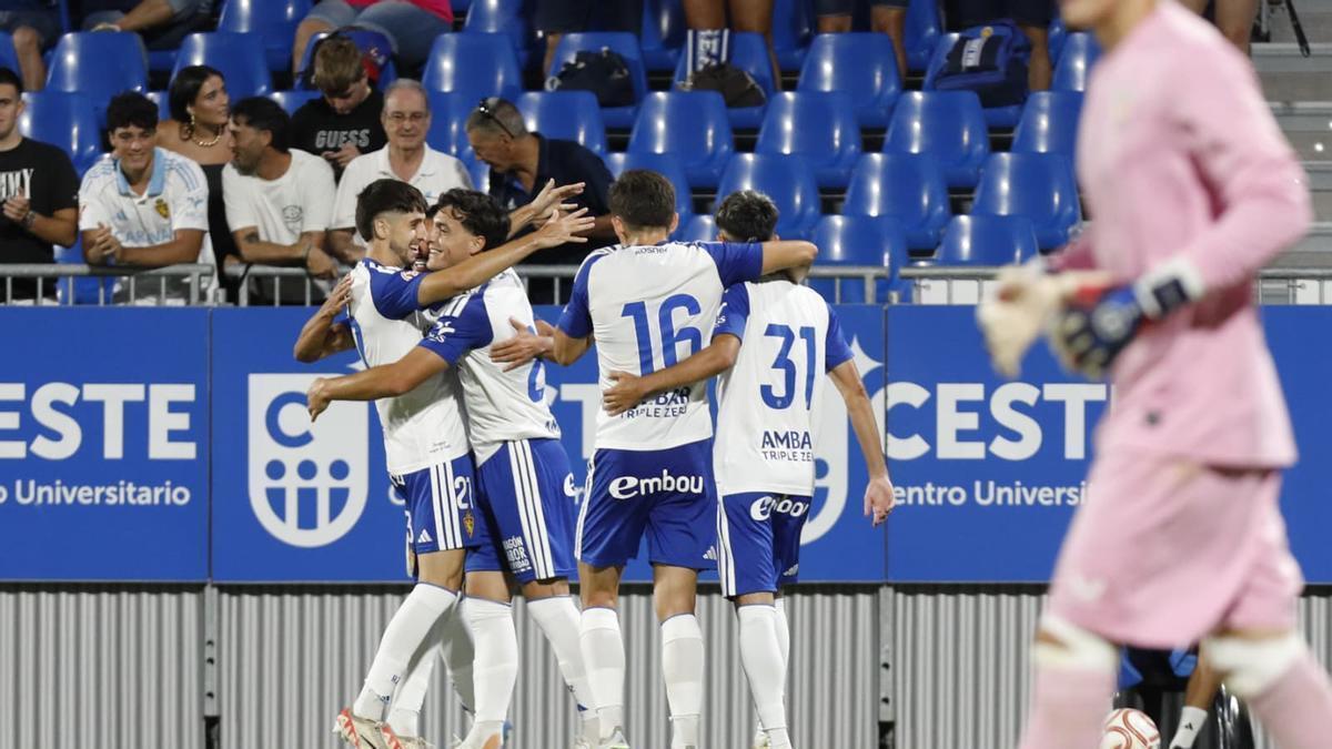 Vadillo abraza a Joaquín Delgado tras su gol, con Tobajas y Terrer al lado.