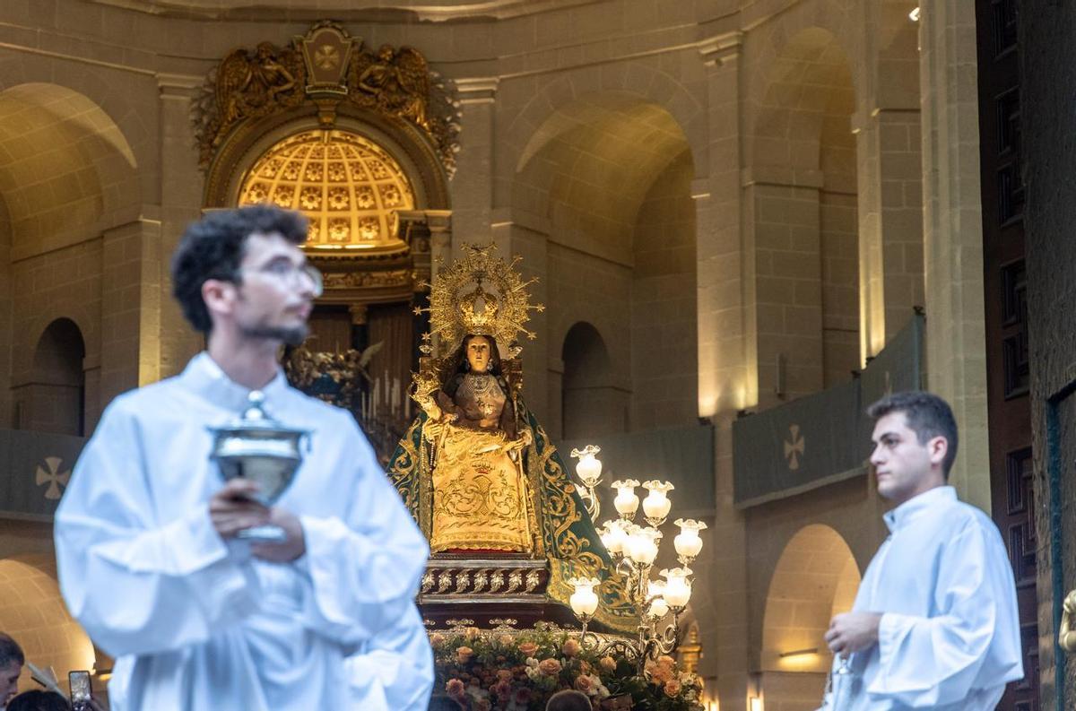 La procesión de la Virgen del Remedio llena Alicante de devoción por su Patrona