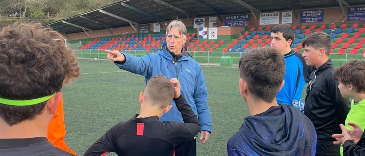 Rodolfo Pereira, dando instrucciones a los infantiles del Turón.