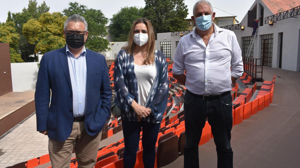 El alcalde, Esteban Morales, a la izquierda, durante su visita al anfieteatro