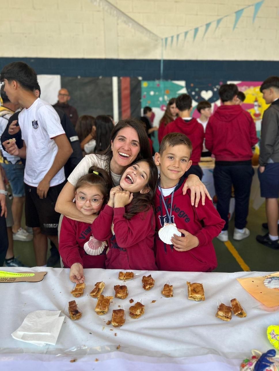O centro reuniu a familias, alumnos e demais membros da comunidade educativa nunha xornada única para amosar o proxecto Xantares Galegos. O evento contou con cata de produtos, xogos tradicionais, mercadiño de manualidades e mesmo actuacións musicais en directo.