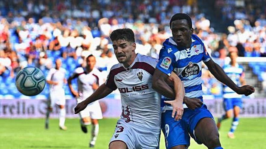 Koné pugna con un jugador del Albacete en el partido disputado en Riazor.