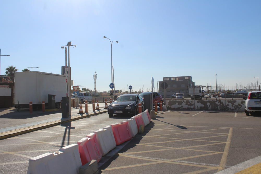 Desalojo de la empresa que gestionaba el parking del puerto de Torrevieja por ocuparlo de forma irregular. Otra empresa ganó el concurso para explotar el recinto hace casi un año
