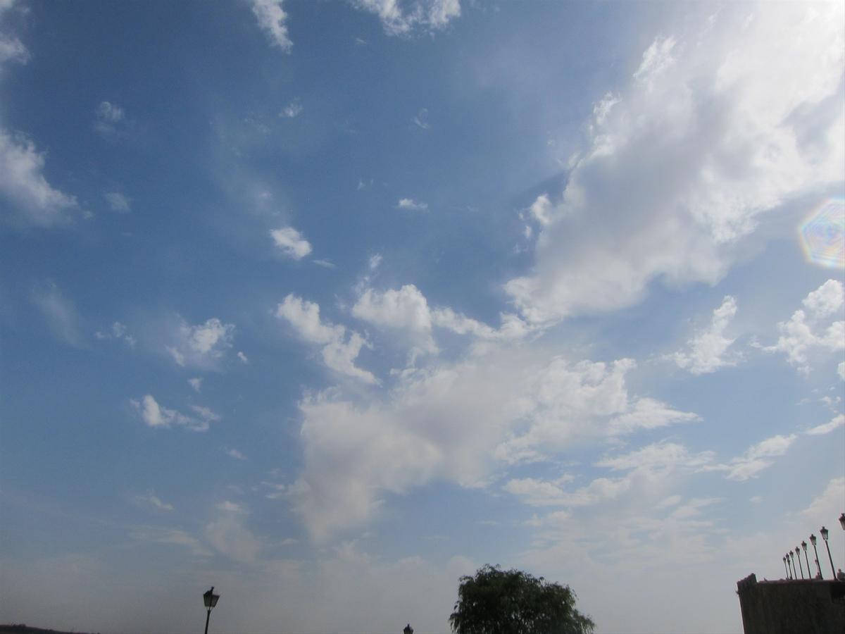 Las nubes cubren hoy el cielo extremeño.