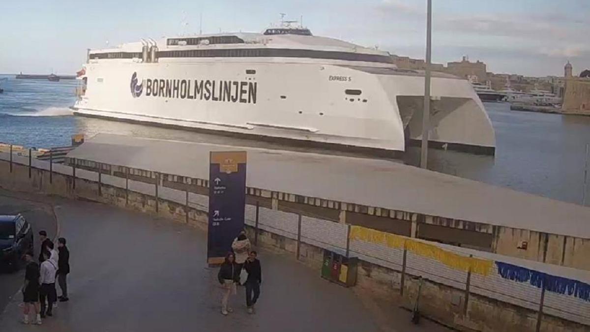 El espectacular catamarán, en el puerto de La Valetta, desde el que puso rumbo a Galicia