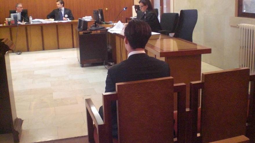 El joven procesado, de 26 años, ayer durante la vista oral celebrada en la Audiencia de Palma.