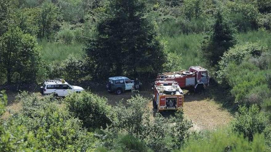 Los medios de extinción de incendios que intervinieron ayer en Asperelo, aparcados una vez que quedaron extintas las llamas. // Bernabé/Javier Lalín