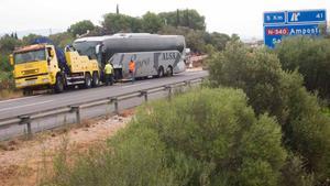Un accidente frontal entre un autocar y un turismo ha causado un muerto y nueve heridos de diversa consideración, en el kilómetro 328 de la AP-7, a la altura de Amposta (Montsià).