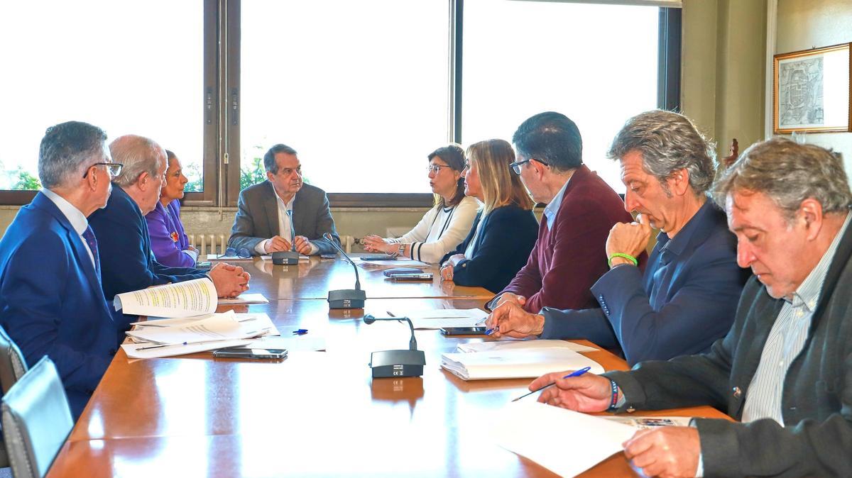 El alcalde y varios concejales participaron en la Comisión de estudio para crear la Empresa de Vivienda.