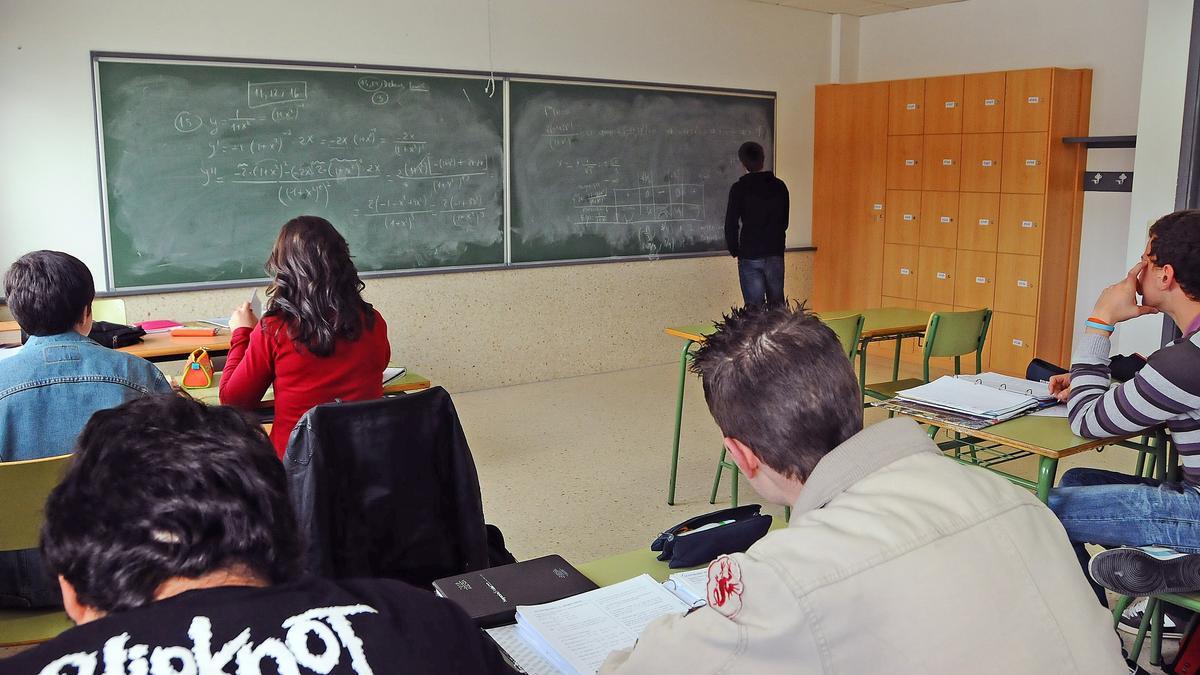 ALUMNOS DEL INSTITUTO DE EDUCACION SECUNDARIA IES DE RODEIRA DURANTE UNA CLASE DE MATEMATICAS.