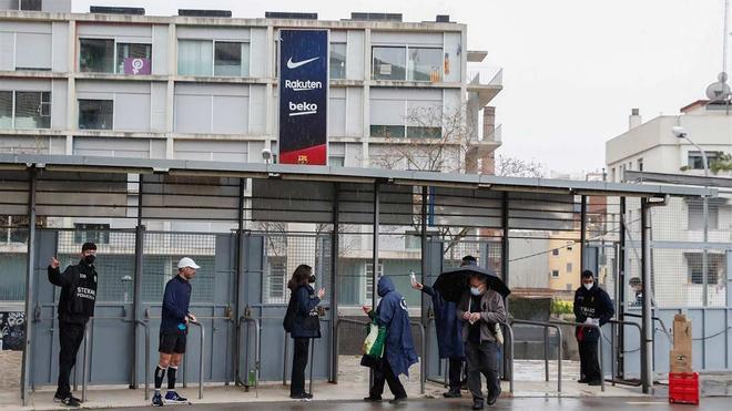 La jornada electoral en Barcelona arrancó con lluvia