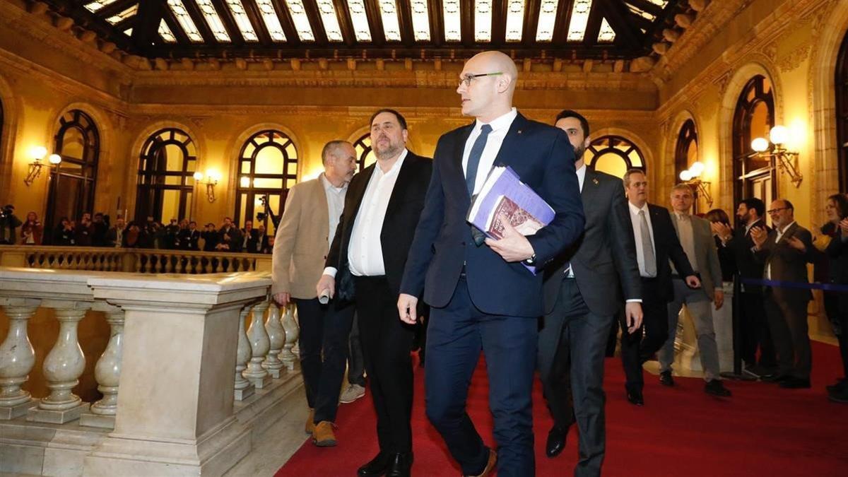 Oriol Junqueras y Raül Romeva a su llegada al Parlament para declarar ante la comisión de investigación de la cámara catalana sobre la aplicación del artículo 155 de la Constitución