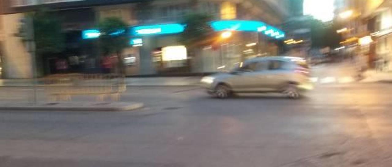 Tráfico en la avenida, el sábado por la tarde.