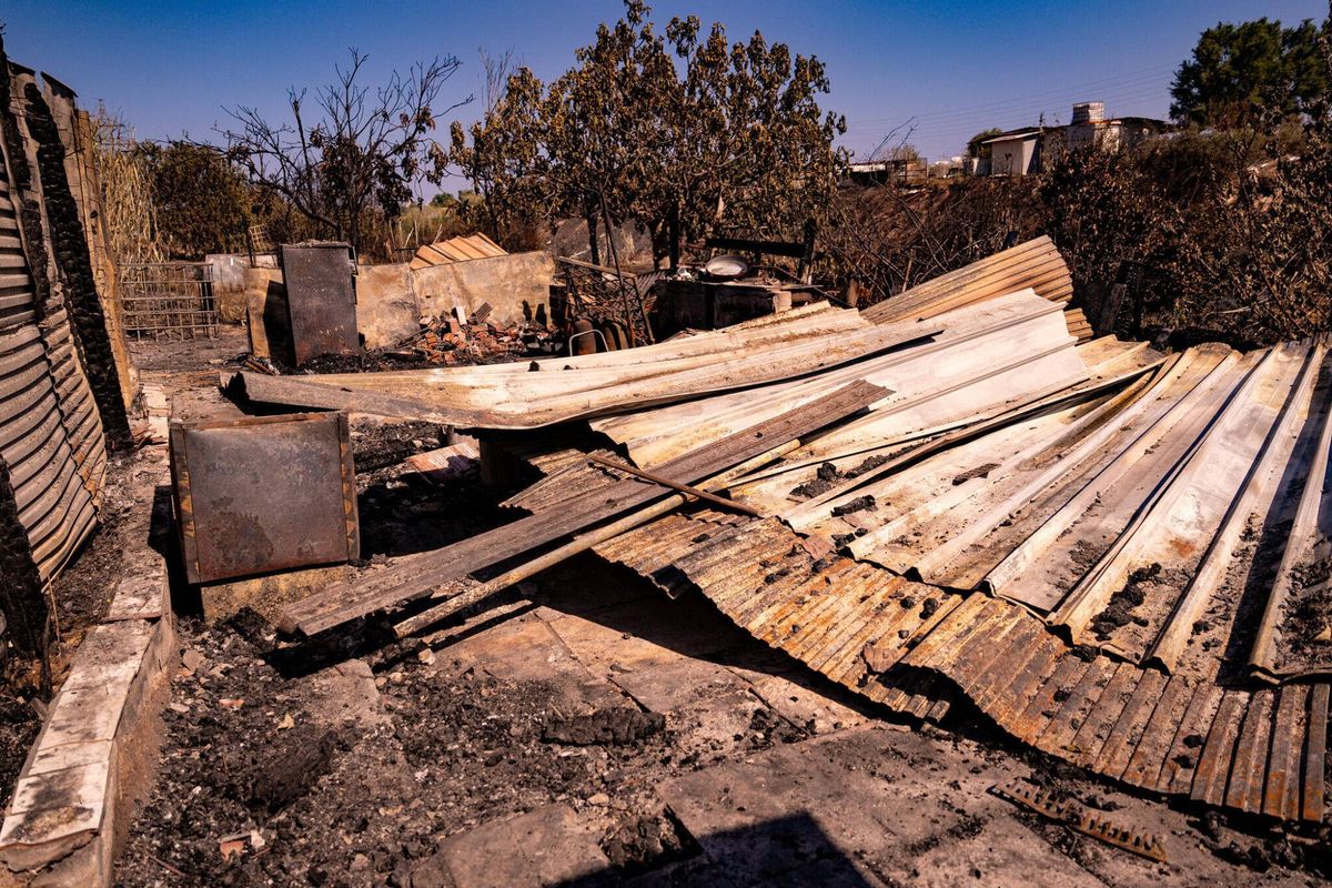 El 1 de julio de 2025, un día después del incendio, la zona de barracas cercana al Port de Barcelona mostraba el devastador impacto en las viviendas. En el mismo lugar, se conversó con vecinos que residen en chabolas improvisadas y que se han establecido allí recientemente.