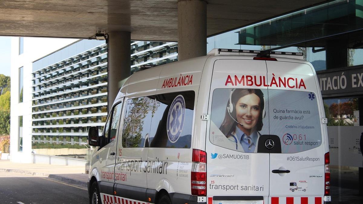 Una ambulancia aparcada en el Hospital Universitario Son Espases.