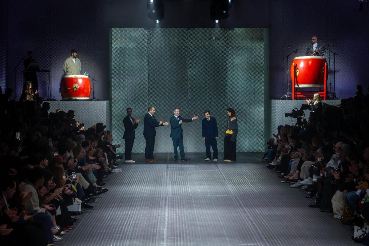 Adolfo Domínguez recibe un homenaje en la inauguración de la 080 Barcelona Fashion: “En esta ciudad siempre hemos tenido una conexión especial con tus creaciones”