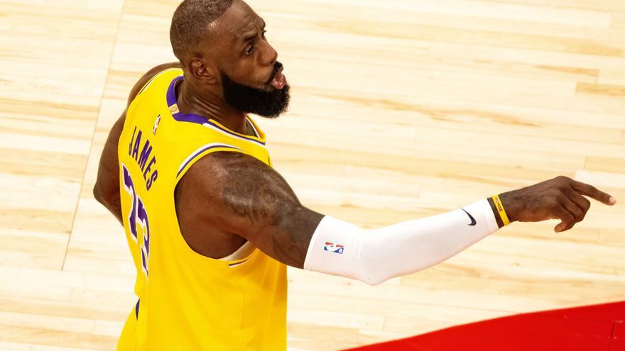 LeBron James sacrifica su racha anotadora de 1.297 partidos por una asistencia en la agónica victoria de los Lakers