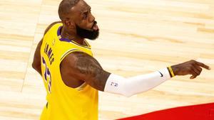 AME5945. TORONTO (CANADÁ), 04/12/2025.- LeBron James de los Lakers da indicaciones este jueves, en un partido de la NBA entre Toronto Raptors y Los Angeles Lakers en el Scotiabank Arena en Toronto (Canadá). EFE/ Julio Cesar Rivas