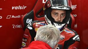 Andrea Dovizioso, en el box de Ducati