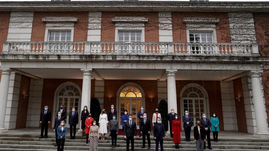 Sánchez preside la foto de familia y la primera reunión de su nuevo Gobierno