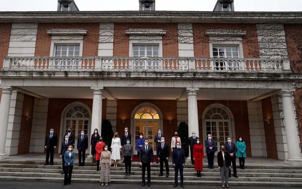 Sánchez preside la foto de familia y la primera reunión de su nuevo Gobierno