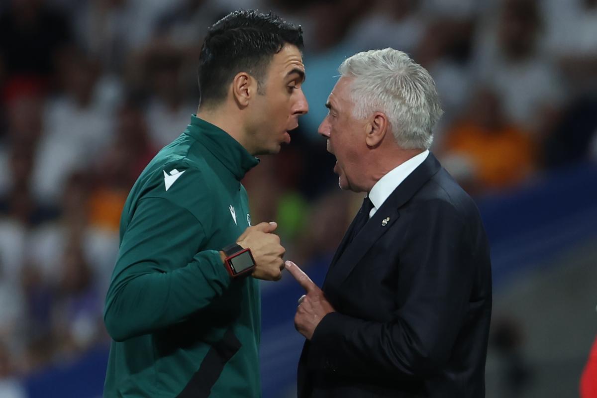 Ancelotti discute con el cuarto árbitro