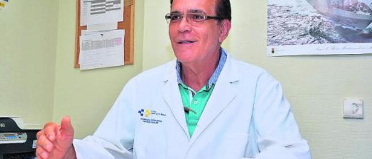 El doctor Esteban Pérez Alonso, ayer a mediodía, en su despacho del Hospital Insular.